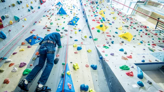 PROMENZ/Christopher Glanzl Bild einer Person auf einer Kletterwand.