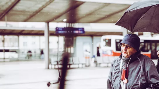 © PROMENZ/dragan_dok Einer Person steht auf einem Bahnhof.
